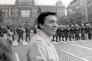 Vlajky, trikolóry, pendreky a střelba. Jak pamětníci vzpomínají na 28. říjen? - Paměť národa - Články na Seznamu